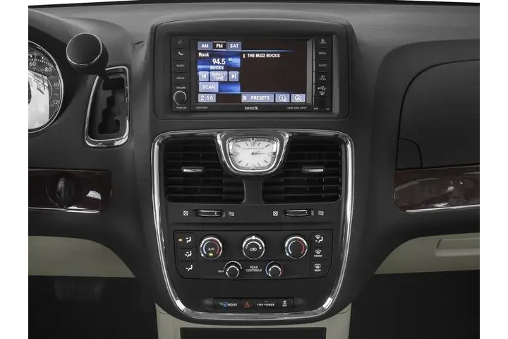 $10751 : Chrysler Town and Country 20 image 10