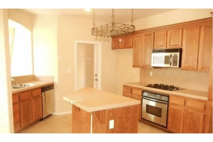 $950 : Lovely modern Spacious home image 5
