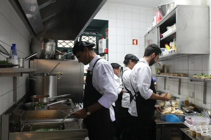 Cocineros y Ayudantes image 1