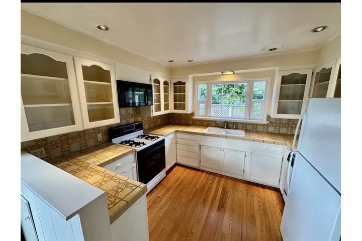 $950 : Well built Eureka home feature image 3