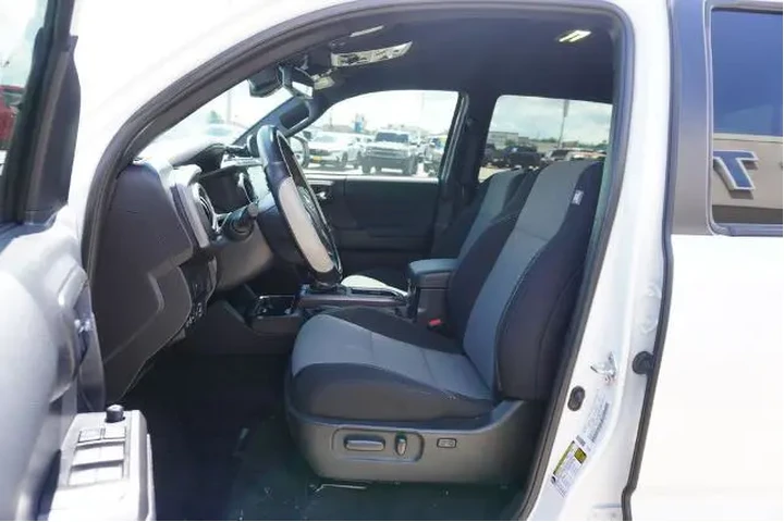$39725 : Toyota Tacoma 2023 4x4 TRD S image 7