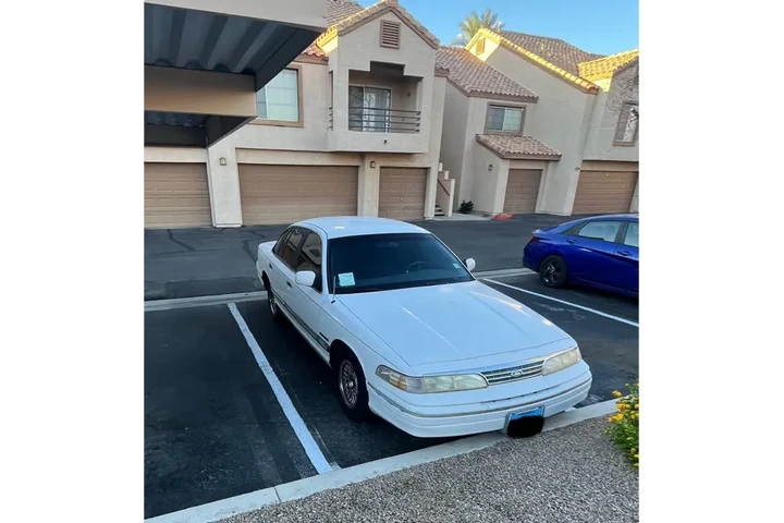 $750 : 93 Ford Crown Victoria image 1