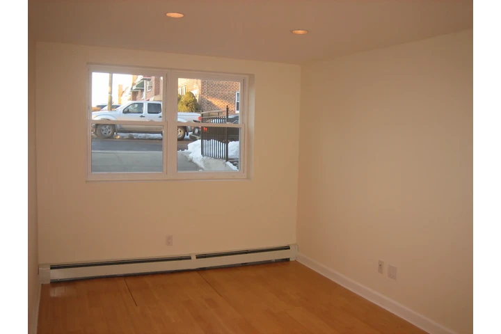 $2850 : Maspeth 2 Dorm/Yarda Bonito image 8