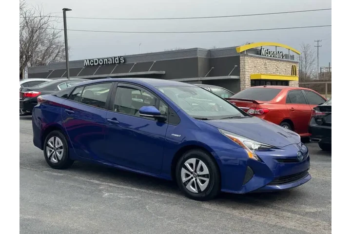 $13785 : 2017 Prius Three image 6