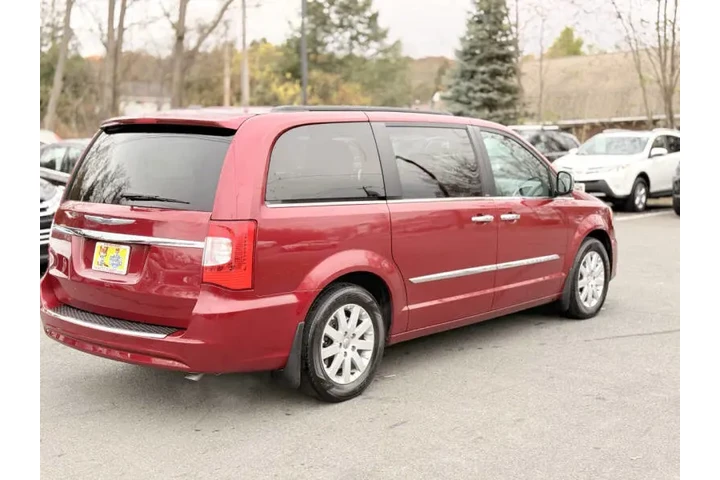 $11500 : 2012 Town and Country Touring image 7