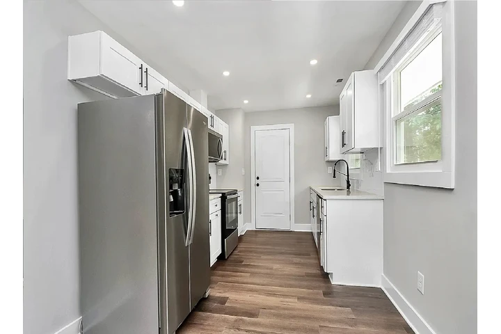 $980 : Great Location Family Home image 3