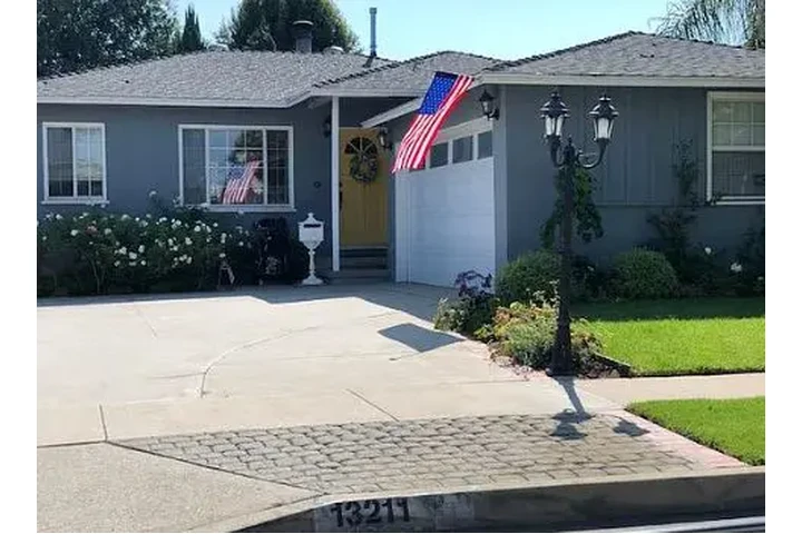 $1995 : LOCATION...LOCATION...LOCATION image 1