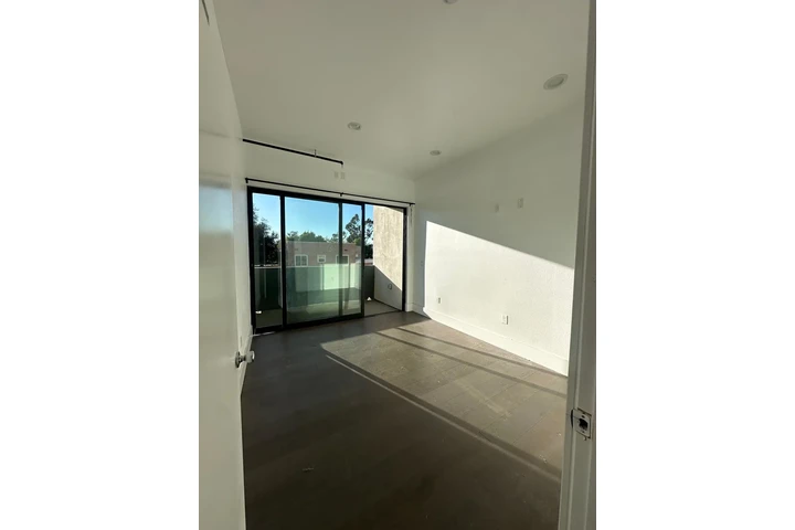 $1200 : Renta recamara (Santa Ana) image 2