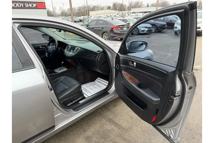 2011 Genesis 4dr Sdn V6 image 8