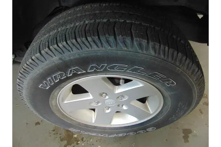 $12800 : Jeep Wrangler 2013 4x4 Sport image 6