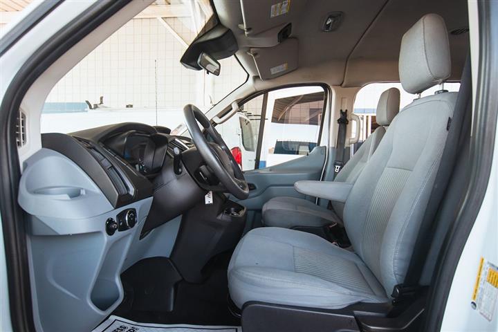 2017 Transit Wagon XLT image 9