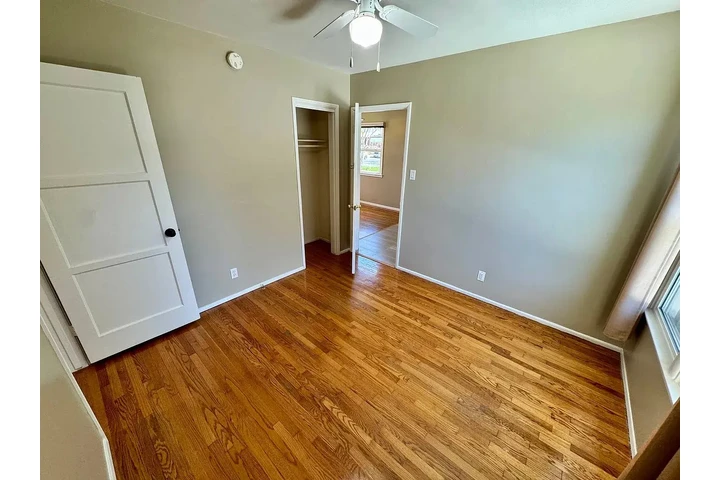 $900 : charming HOME ..Lakewood, CA image 3