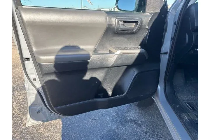 $29982 : Toyota Tacoma 2021 4x4 TRD P image 9