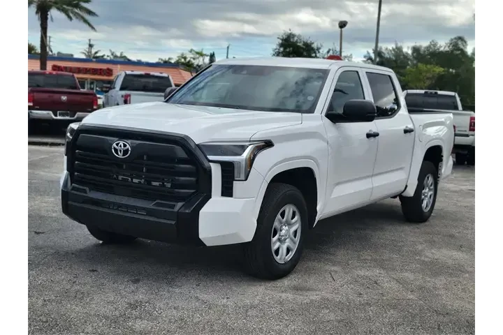$38991 : Toyota Tundra 2025 4x4 SR 4d image 2