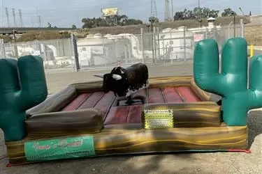 Toro mecánico/Mechanical Bull en Los Angeles