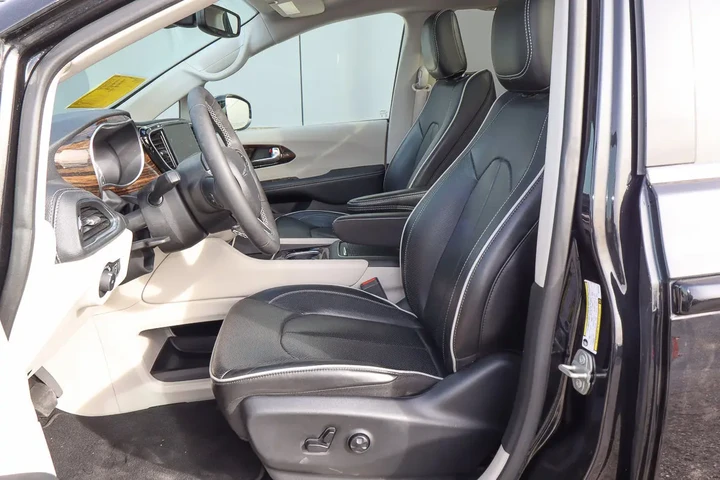 $30688 : 2024 Pacifica Limited FWD image 7