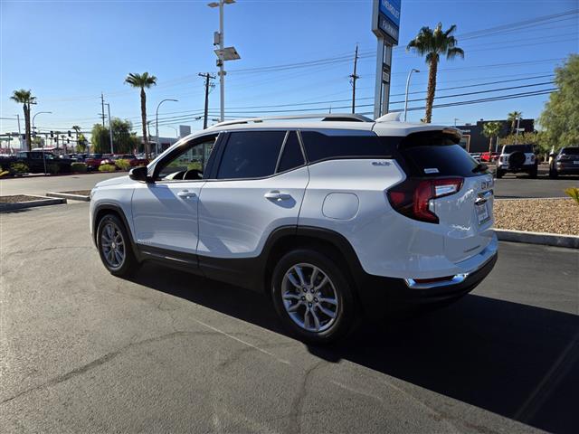 $24042 : Pre-Owned 2022 Terrain SLT image 4