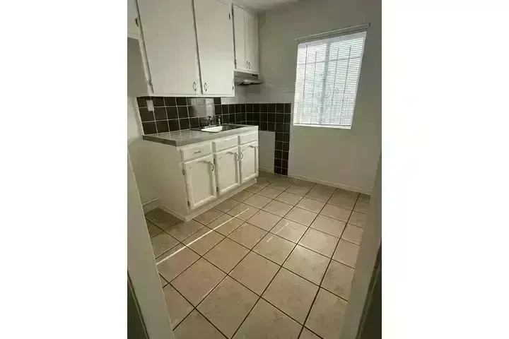 $1145 : L.A. FIGUEROA/ IMPERIAL  APTO image 4