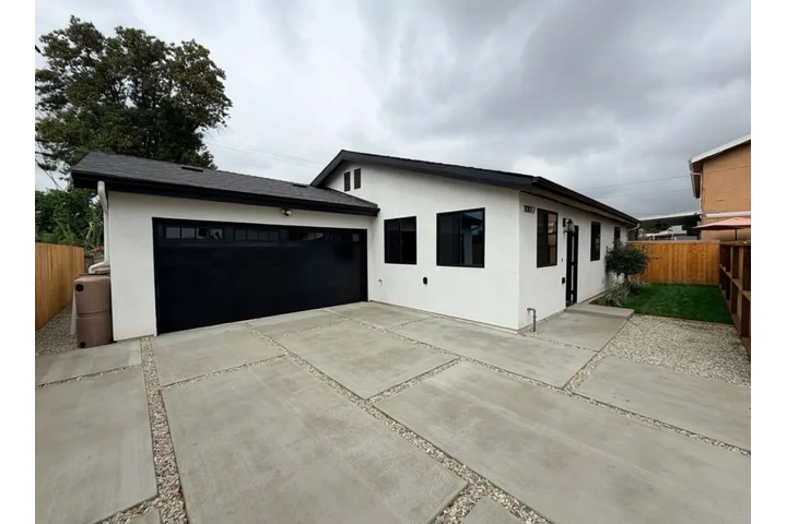 $2500 : 3 Bedroom Home in Van Ness Ave image 1