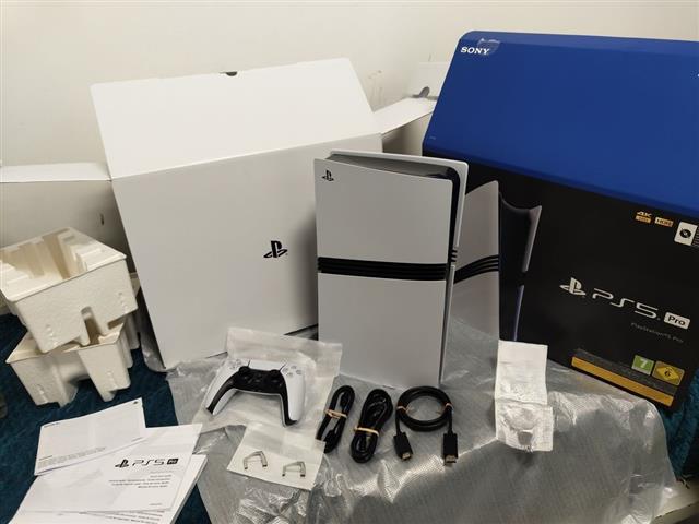 $300 : Sony PlayStation 5 PS5 Pro image 3