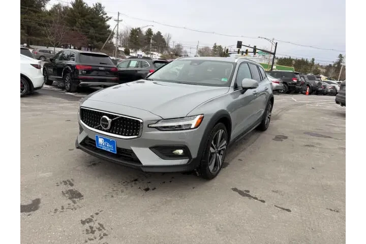 $34999 : 2025 V60 Cross Country B5 Plus image 2