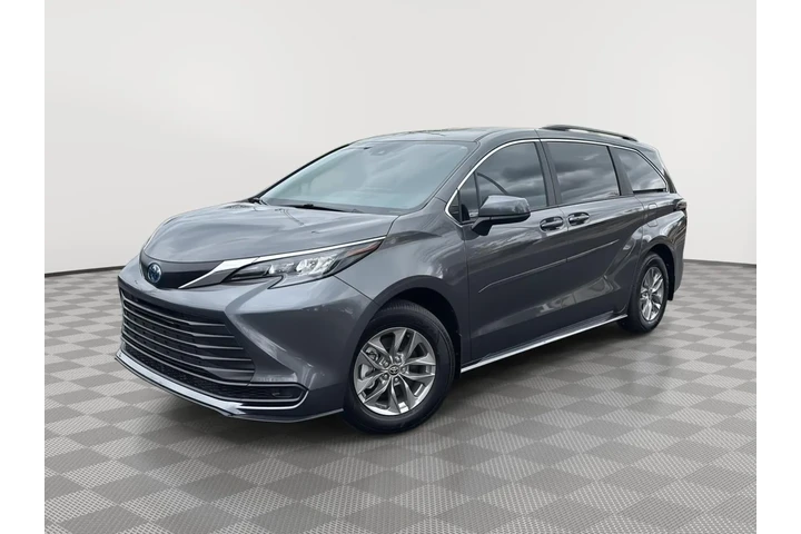 $46997 : Gold Certified 2025 Sienna LE image 1