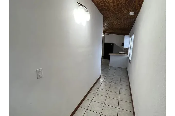 $1750 : HOUSE AVAILABLE NOW IN MIAMI image 7
