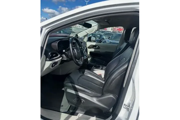 $18988 : Chrysler Voyager 2020 LXi 4d image 6