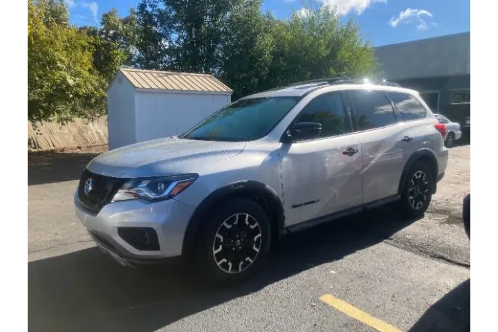 $20500 : 2019 Pathfinder SL image 3