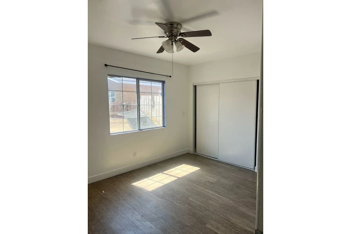 $2 : Rento Casa image 1