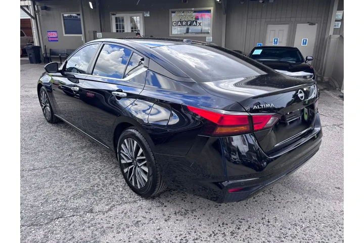 2023 Altima SV image 4