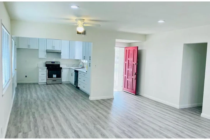 $2500 : 3 Bedroom Home in Inglewood image 2