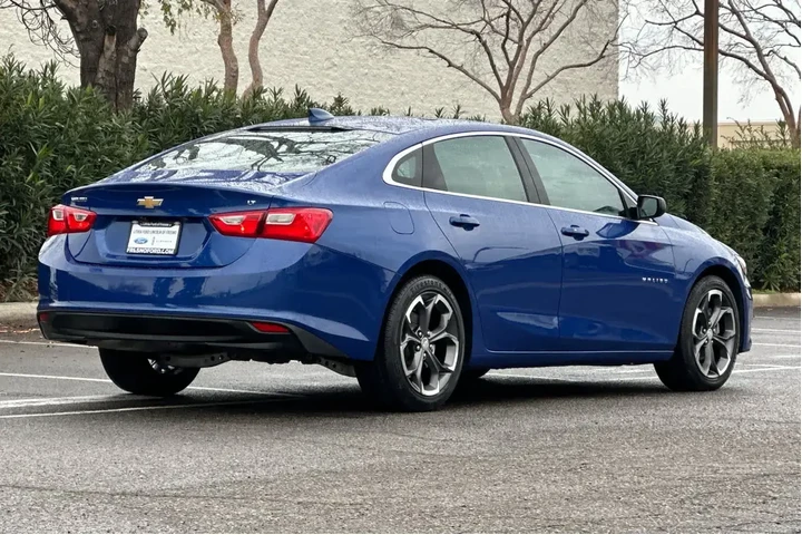 $15879 : Chevrolet Malibu 2023 LT 4dr image 2