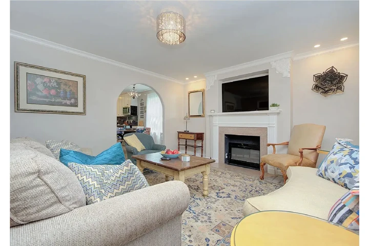 $900 : beautifully updated 2-bedroom image 4
