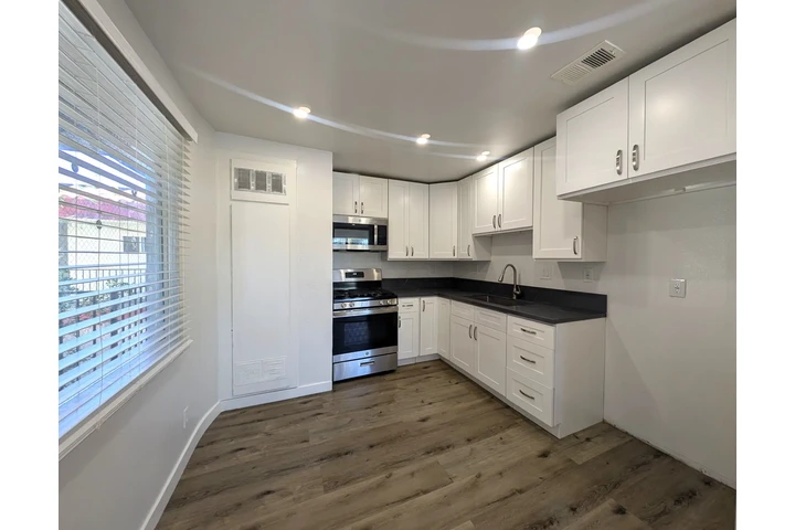 $2300 : NORTH HOLLYWOOD APT. 3 RECS. image 6