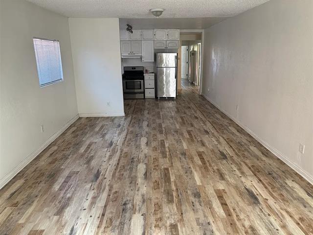 $2300 : 3 bed 2 Bath image 1