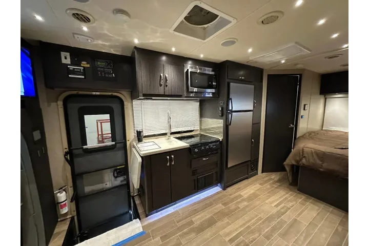 $77777 : 2018 Mercedes-Benz Sprinter image 3