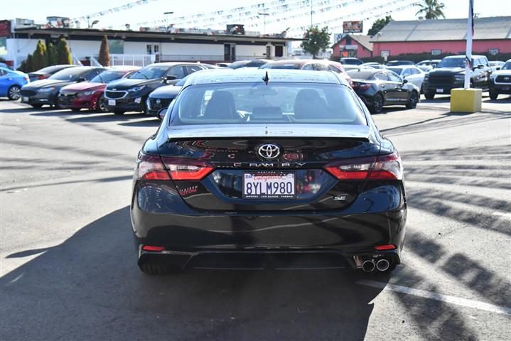 $26988 : Camry SE Sedan 4D image 7