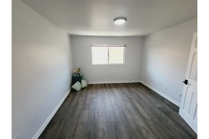 $2650 : Bella casa remodelada 2 pisos image 6