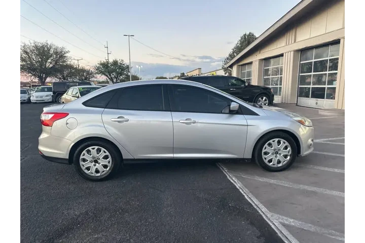 2012 Focus SE image 9