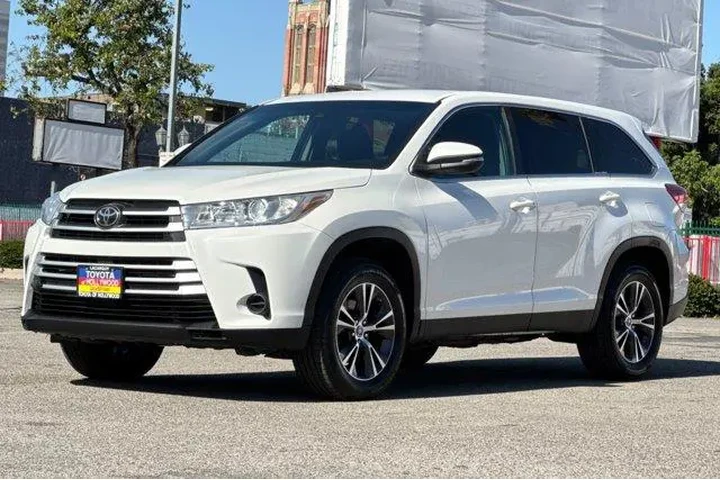 $18888 : Toyota Highlander 2019 LE 4d image 8