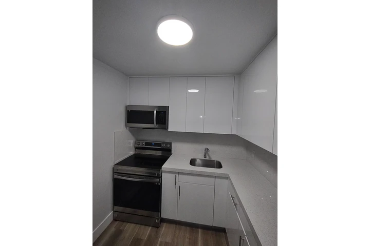 $2200 : Modern 2-Bed Home in Miami image 3