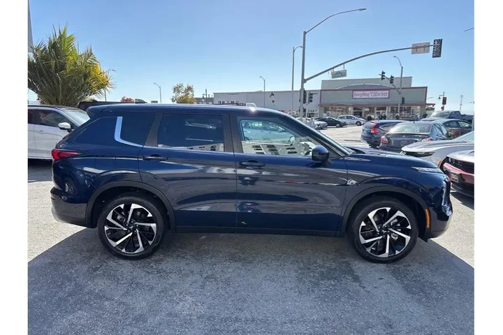 $27088 : Mitsubishi Outlander 2024 SE image 7