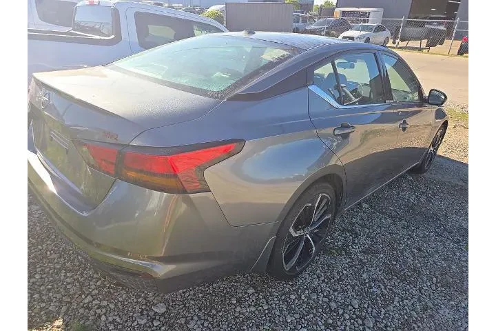 $18007 : Nissan Altima 2023 2.5 SR 4d image 3