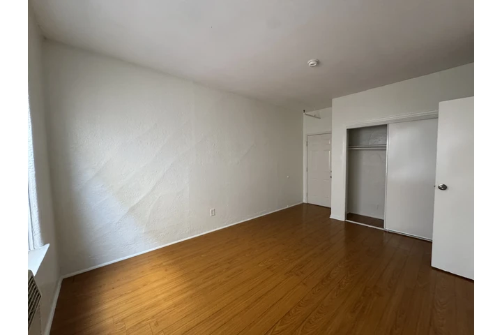 $1400 : K-town 9th Hobart Studio image 3