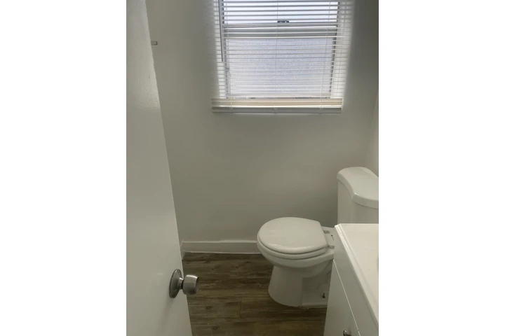 $1395 : 1443 BONNIE BRAE image 6