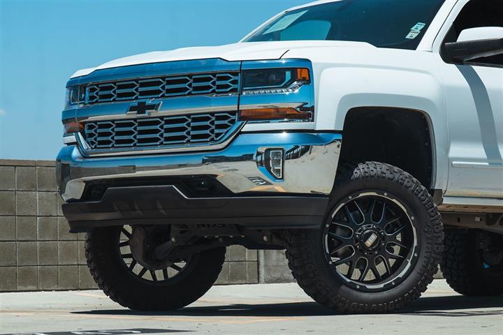 2018 Silverado 1500 LT image 2