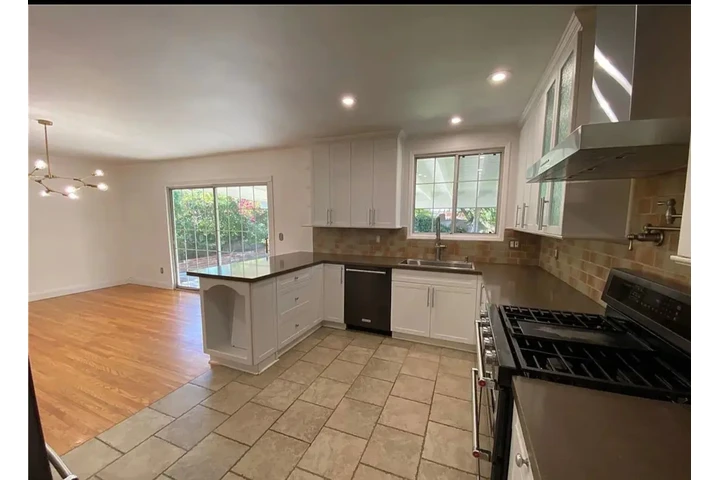 $3950 : Charming Single-Family home image 3