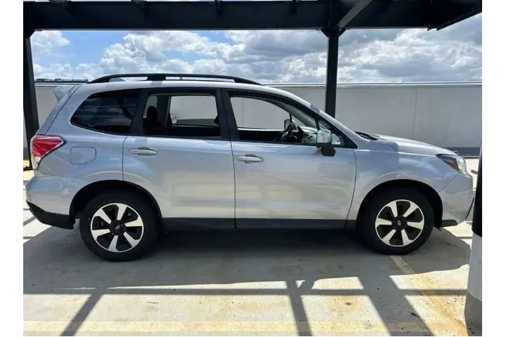 $16989 : Subaru Forester 2017 AWD 2.5 image 4