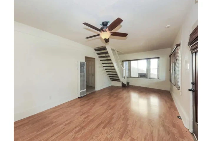 $1895 : Nice 3BD Unit Available Now image 6